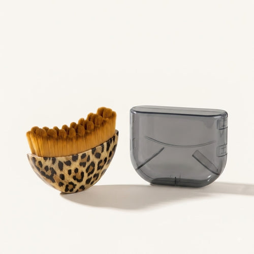Cepillo Veluz Drain de estampado de leopardo junto a su estuche de viaje gris